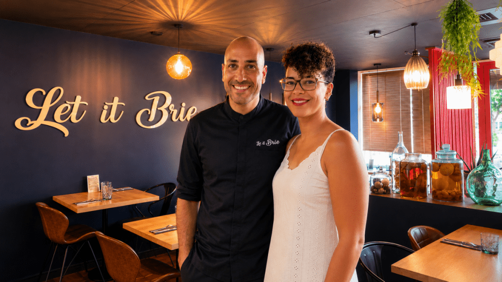 Les gérants du restaurant Let it Brie aux Herbiers, spécialisé dans les spécialités fromagères près du Puy du Fou