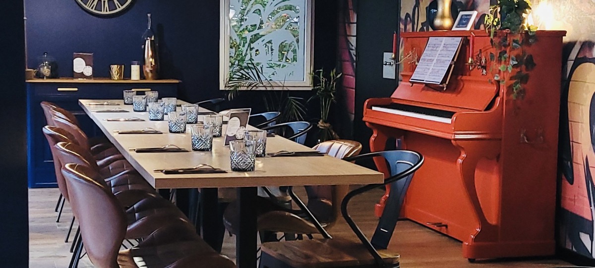 Grande table pour un repas de groupe chez Let it Brie aux Herbiers.