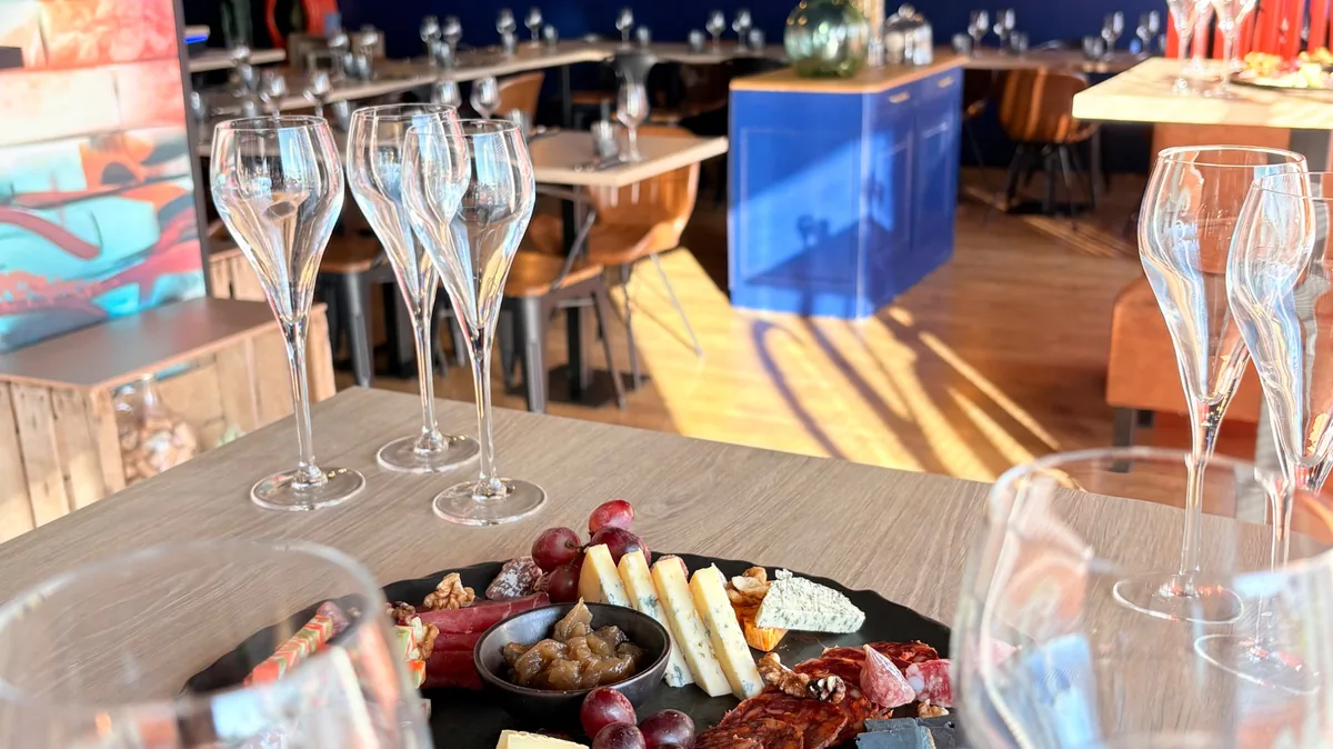Table dressée pour un repas de groupe dans le restaurant Let it Brie aux Herbiers.