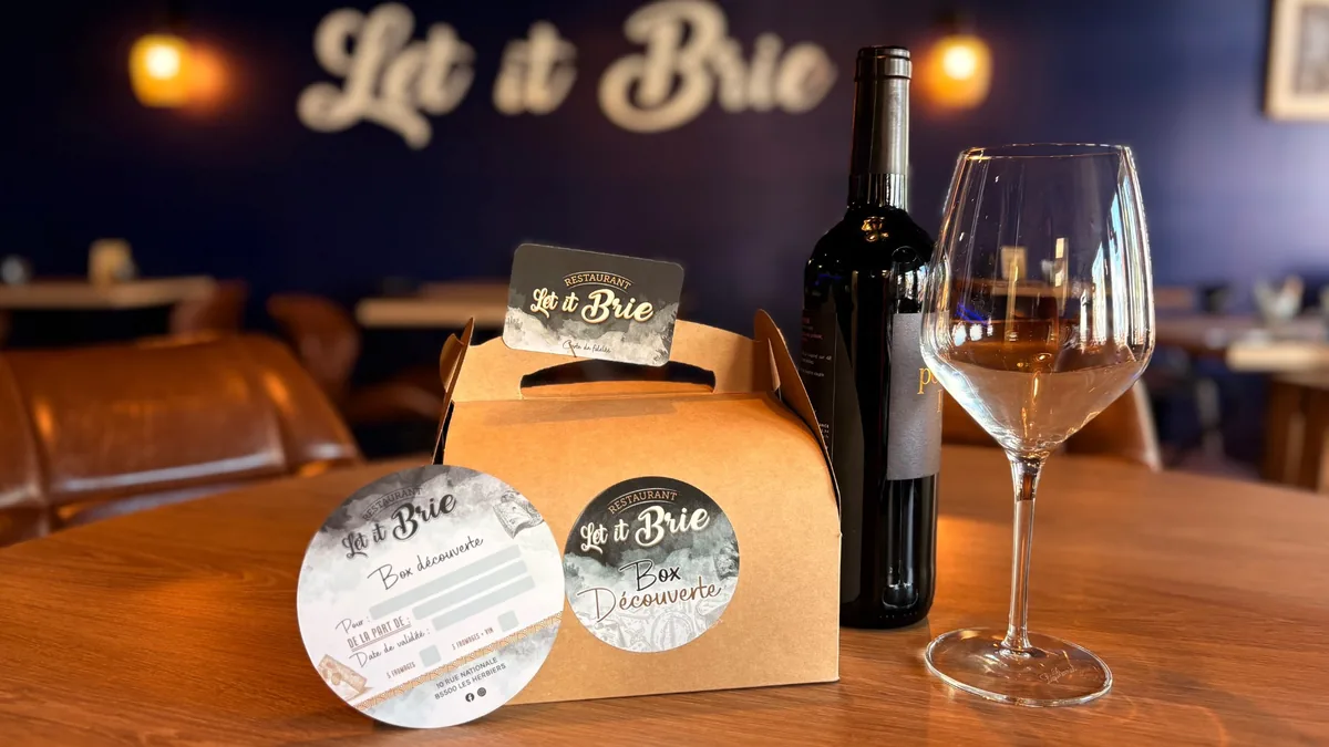 Box Découverte Let it Brie avec portions de fromages et bouteille de vin au restaurant des Herbiers.