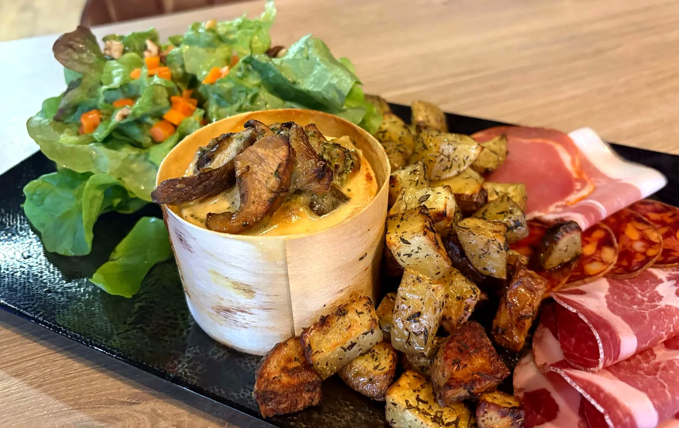 Camembert rôti aux pleurotes accompagné de pommes de terre grenaille, salade et charcuterie chez Let it Brie aux Herbiers.