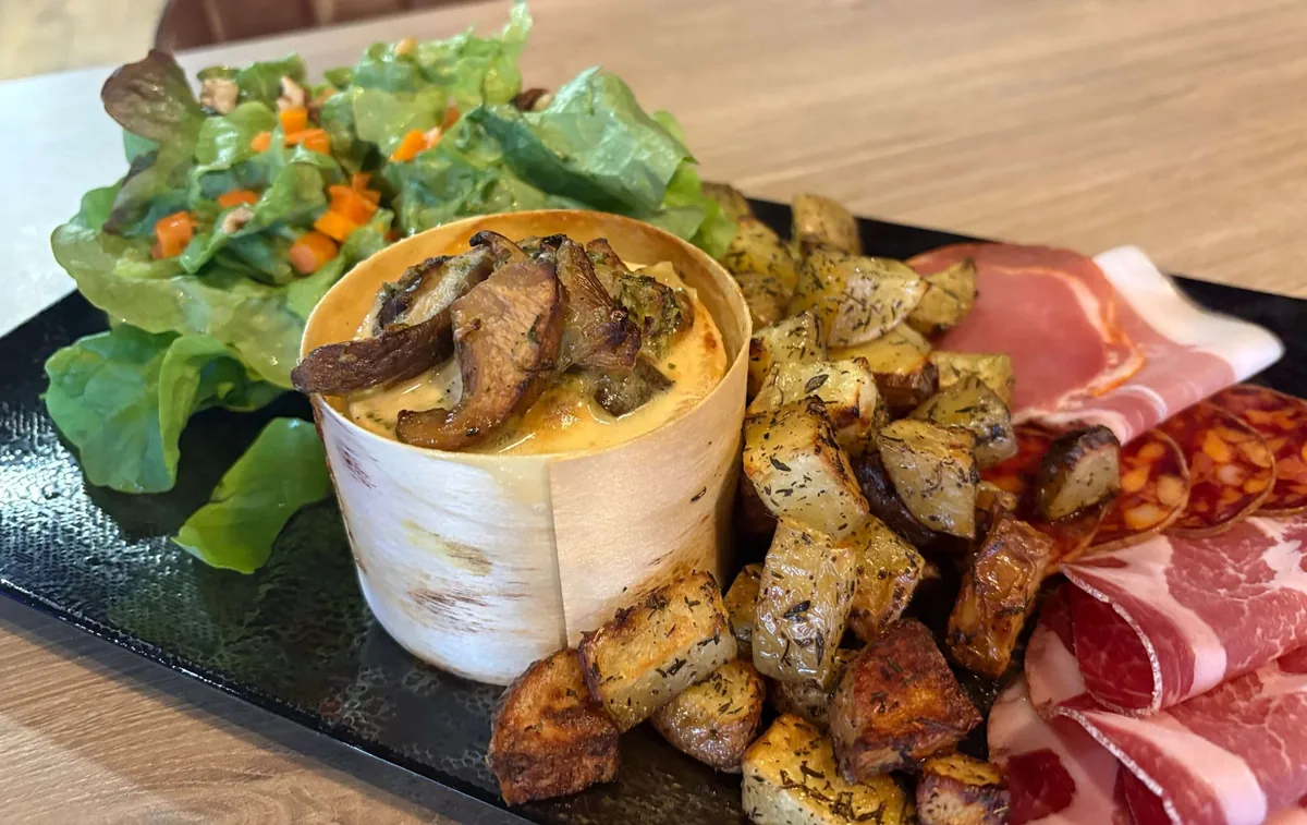 Camembert rôti revisité aux pleurotes servi au restaurant Let it Brie aux Herbiers, près du Puy du Fou.