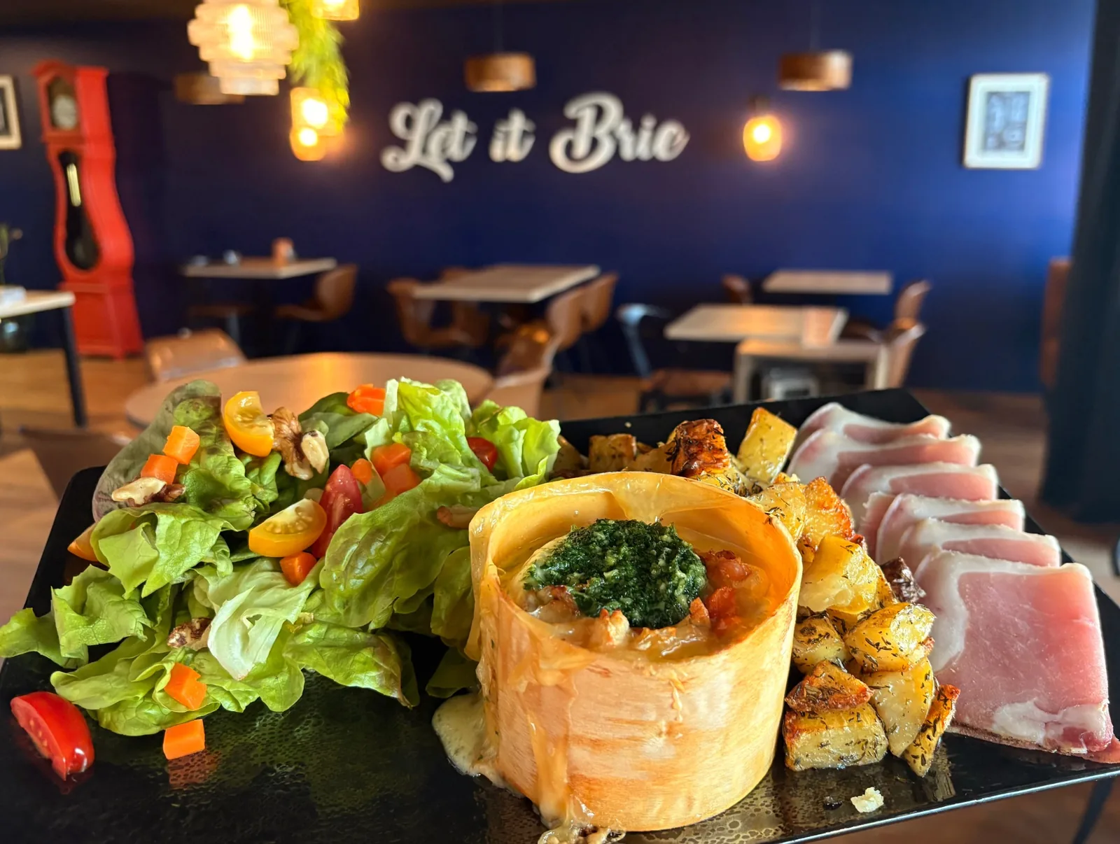Camembert Vendéen garni de mogettes, pesto et jambon de Vendée servi au restaurant Let it Brie aux Herbiers.