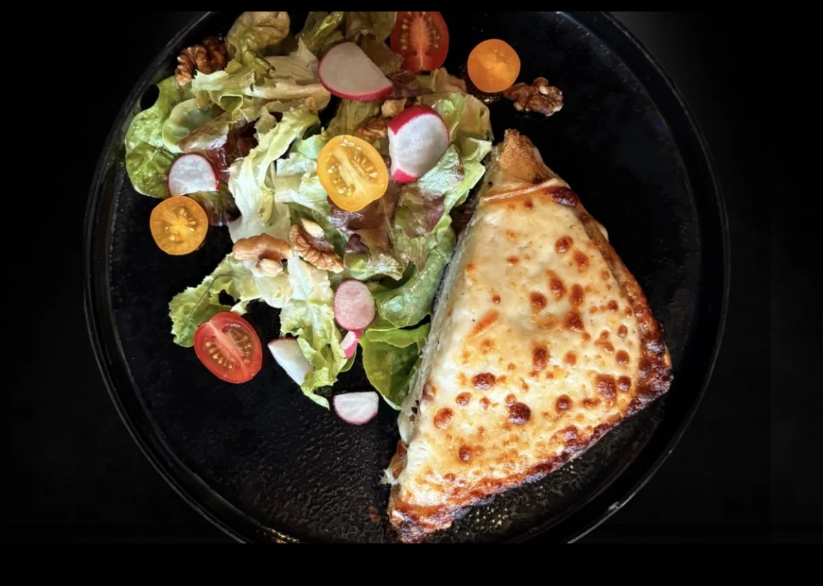 Croque gratiné servi avec une salade fraîche chez Let it Brie aux Herbiers.