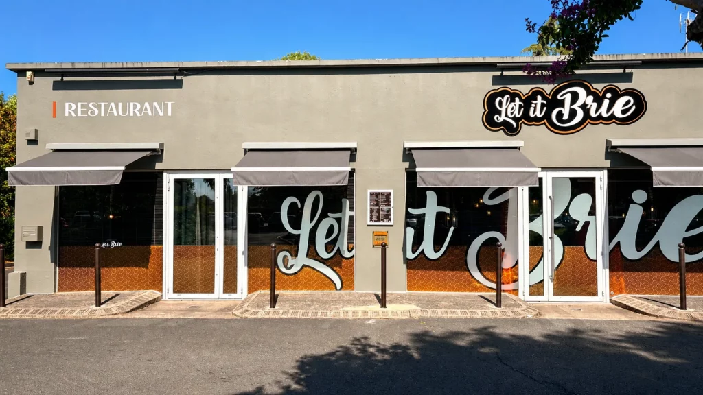 Façade du restaurant Let it Brie aux Herbiers, restaurant de spécialités fromagères situé près du Puy du Fou.