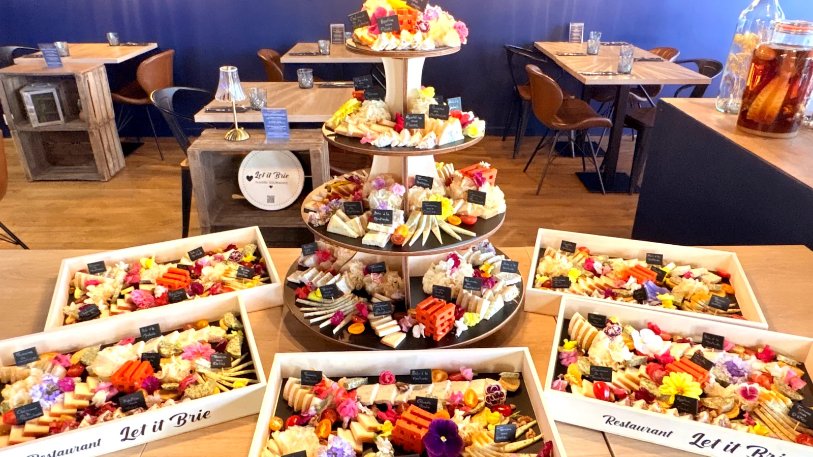 Pièce montée de fromages et plateaux gourmands réalisés pour un mariage par Let it Brie aux Herbiers.