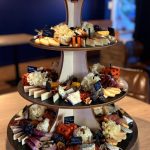 Pièce montée de fromages et charcuteries préparée sur commande par Let it Brie aux Herbiers pour une réception ou un cocktail.