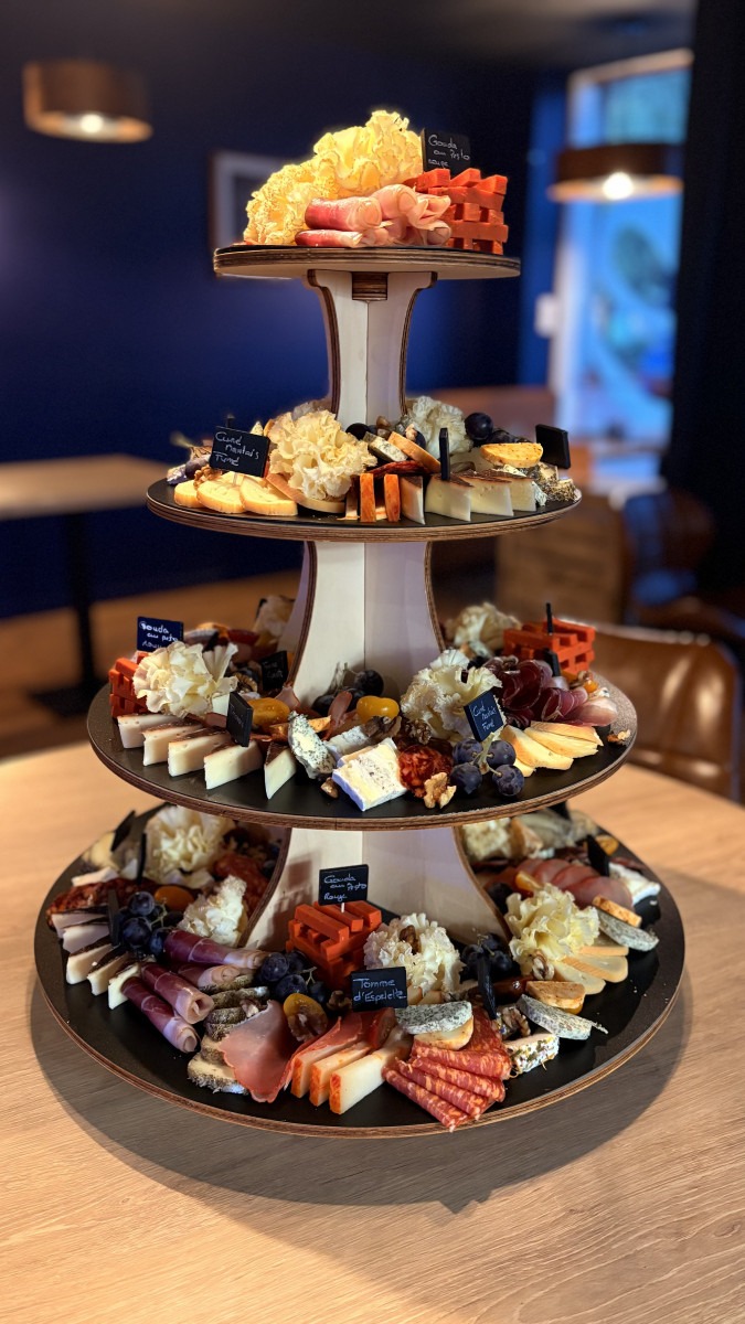 Pièce montée de fromages et charcuteries préparée sur commande par Let it Brie aux Herbiers pour une réception ou un cocktail.