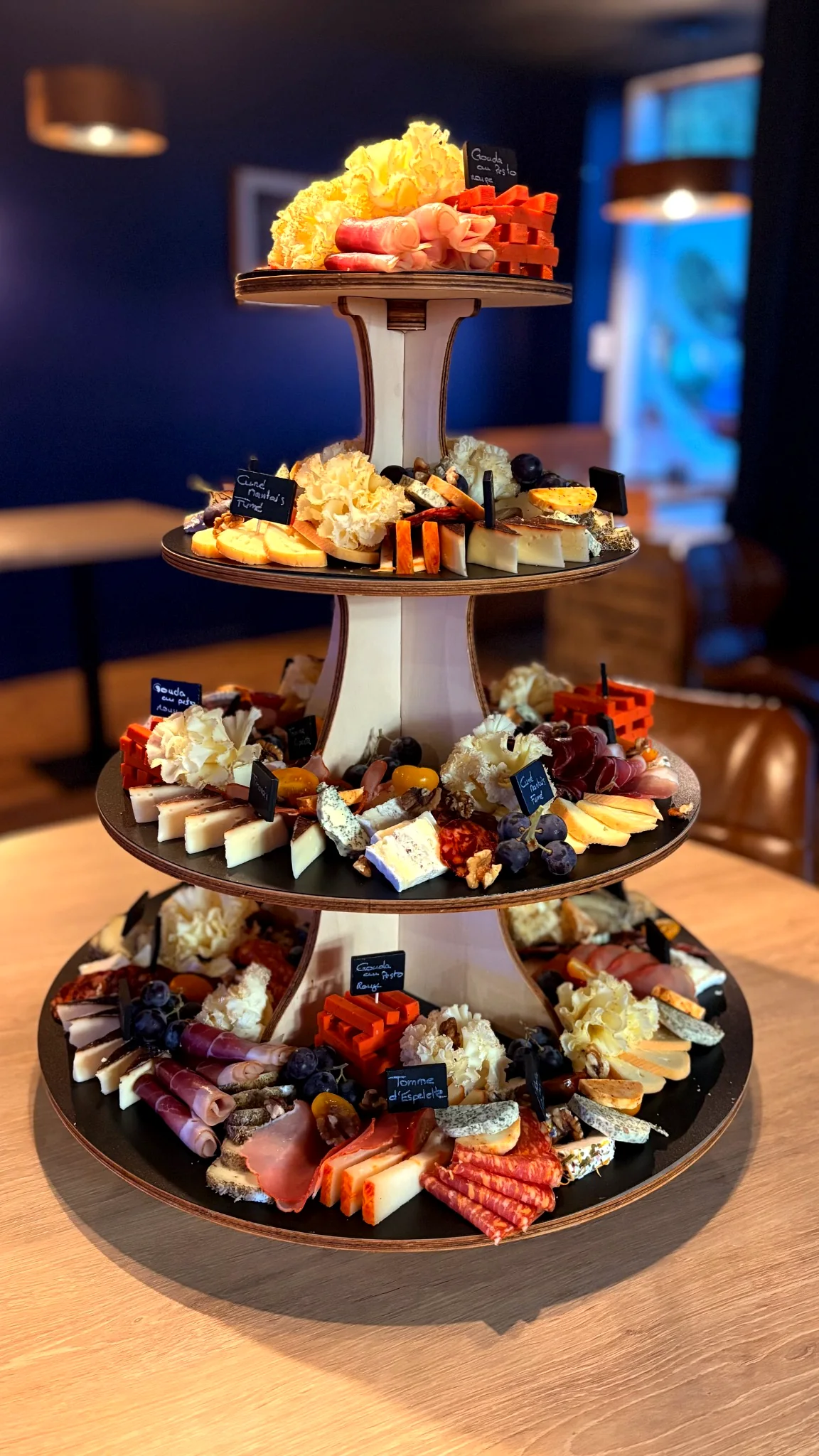 Pièce montée associant fromages affinés et charcuteries artisanales pour une réception aux Herbiers.