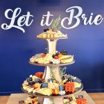 Pièce montée de fromages artisanale réalisée sur commande par Let it Brie aux Herbiers pour un anniversaire ou une réception.