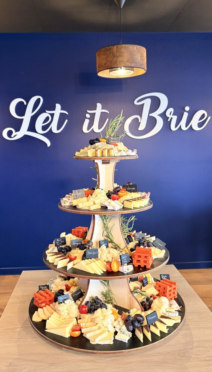 Pièce montée de fromages artisanale réalisée sur commande par Let it Brie aux Herbiers pour un anniversaire ou une réception.