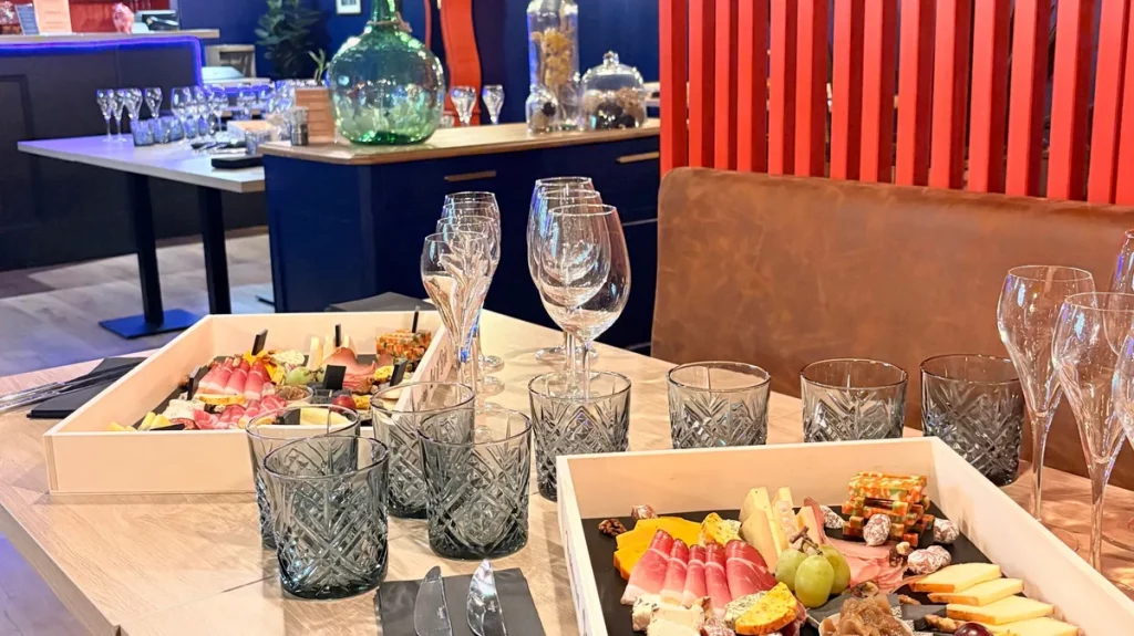 Plateaux de fromages et charcuteries installés sur table pour un cocktail dinatoire chez Let it Brie aux Herbiers.