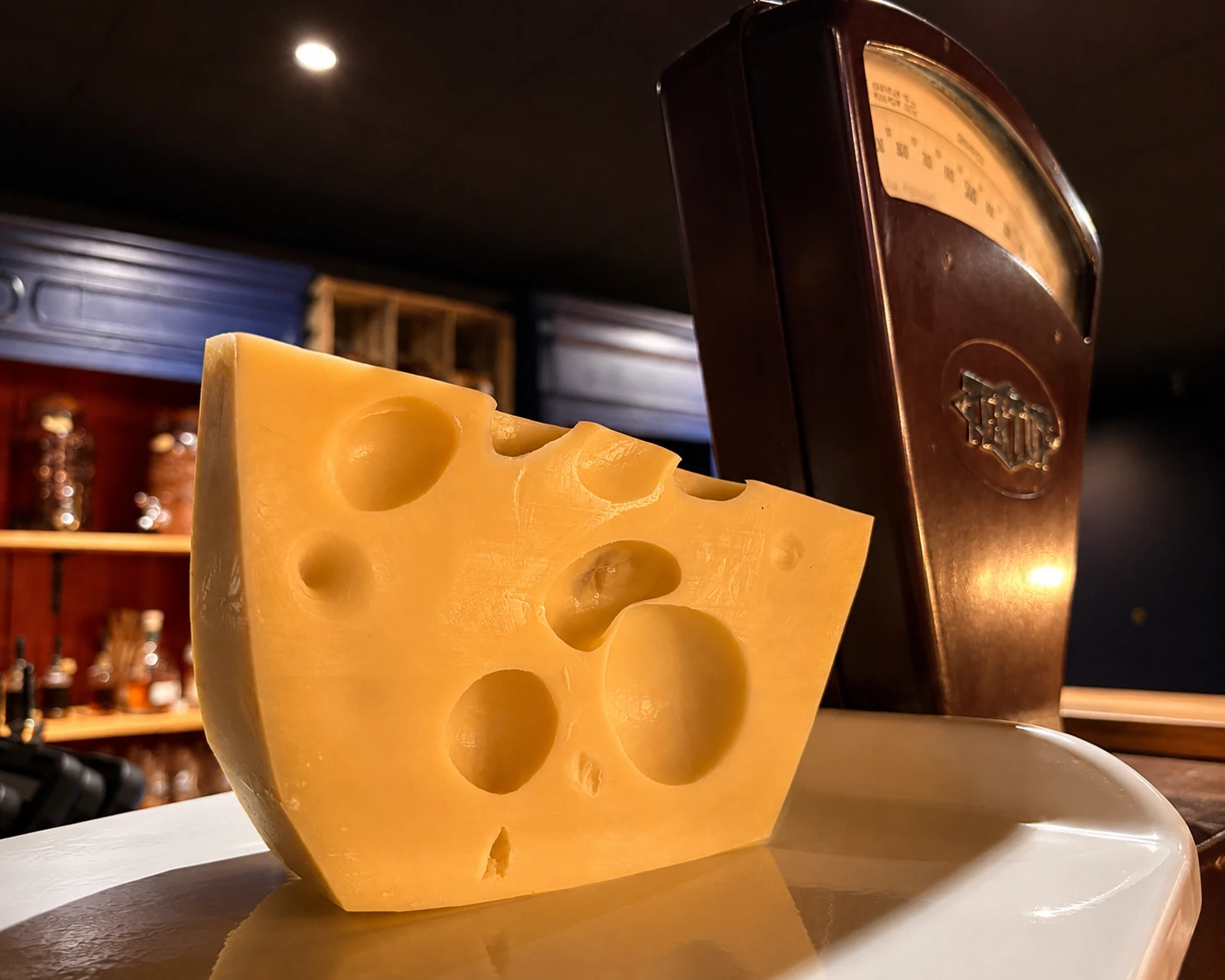 Morceau d'Emmental avec ses célèbres trous photographié au restaurant Let it Brie aux Herbiers.