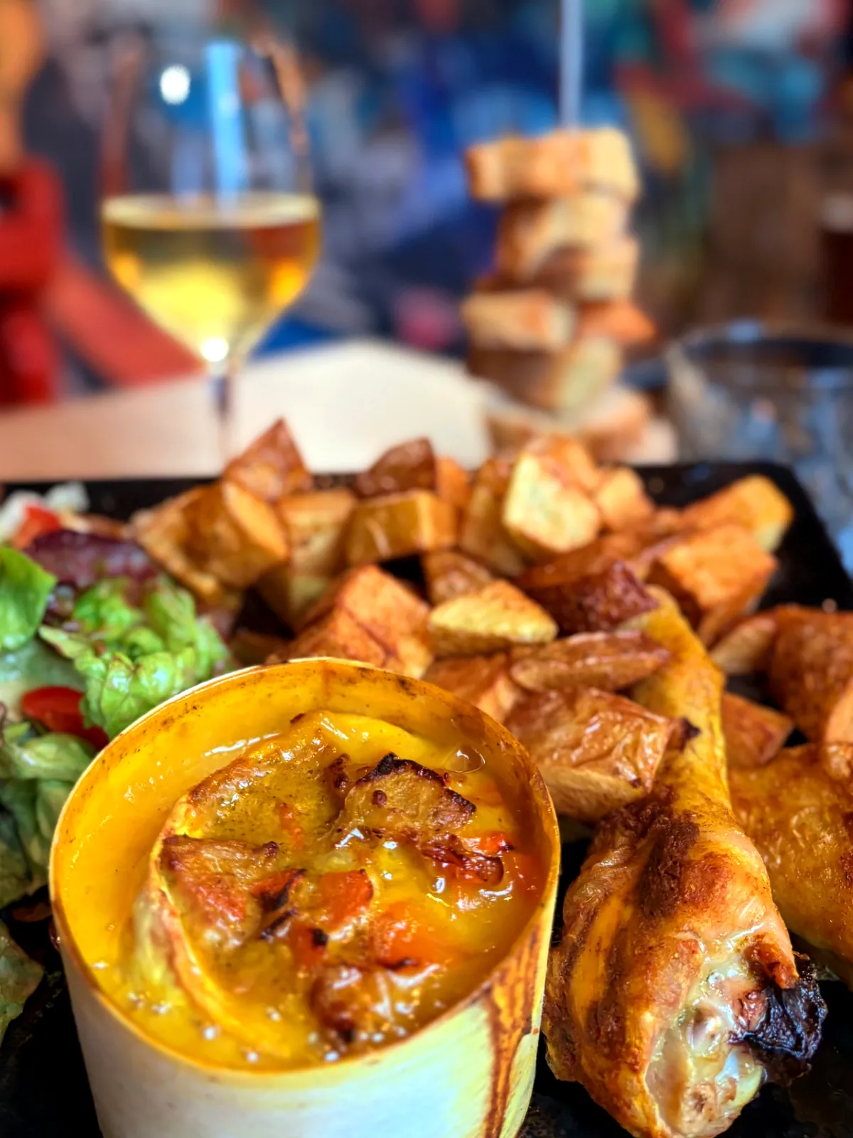 Camembert rôti accompagné de poulet, pommes de terre et salade chez Let it Brie aux Herbiers.