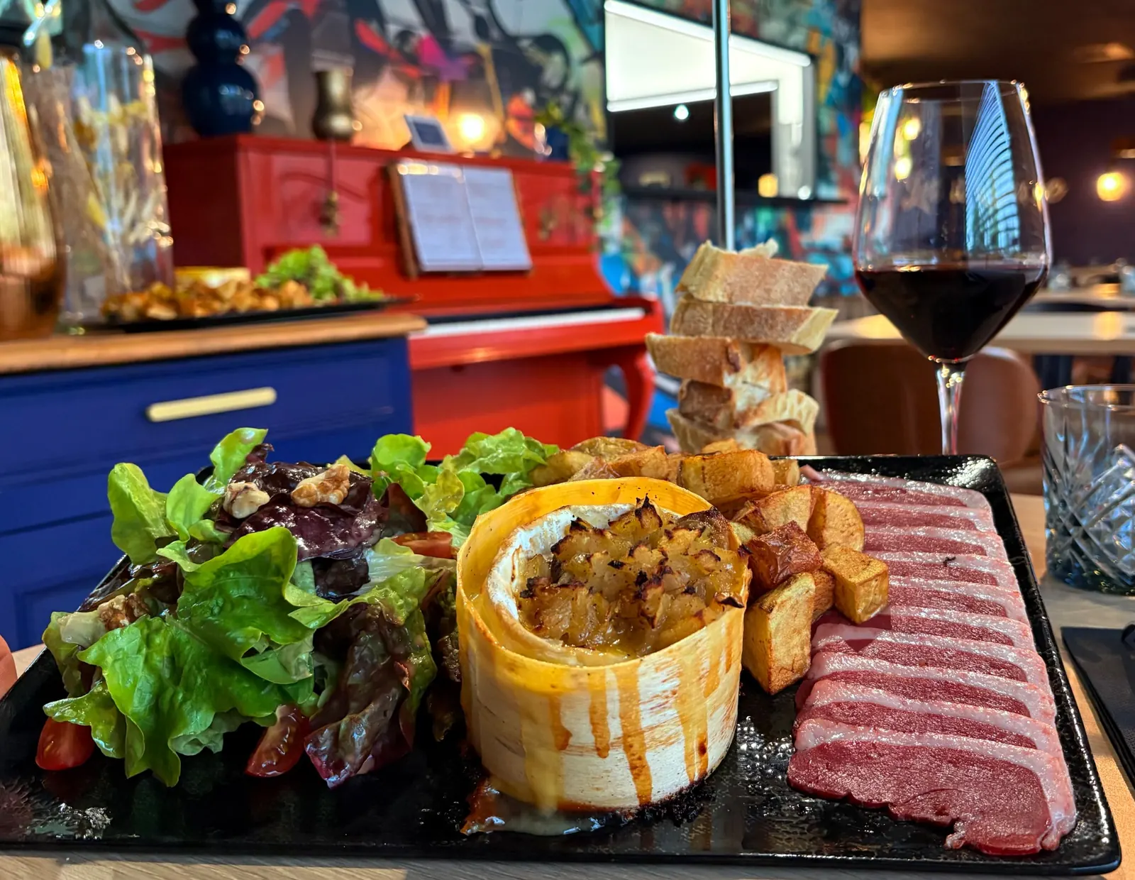 Camembert rôti revisité servi au restaurant Let it Brie aux Herbiers dans une ambiance chaleureuse.