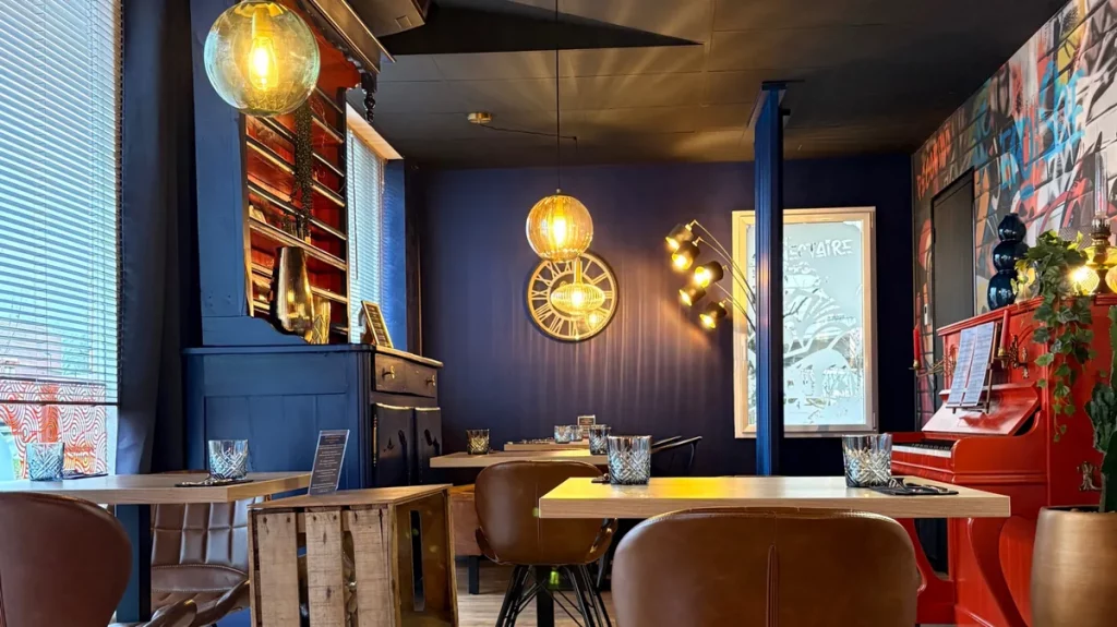 Intérieur du restaurant Let it Brie aux Herbiers avec sa décoration moderne.