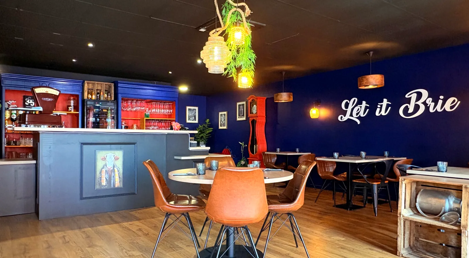 Salle principale du restaurant Let it Brie aux Herbiers avec sa décoration chaleureuse et son espace de restauration.