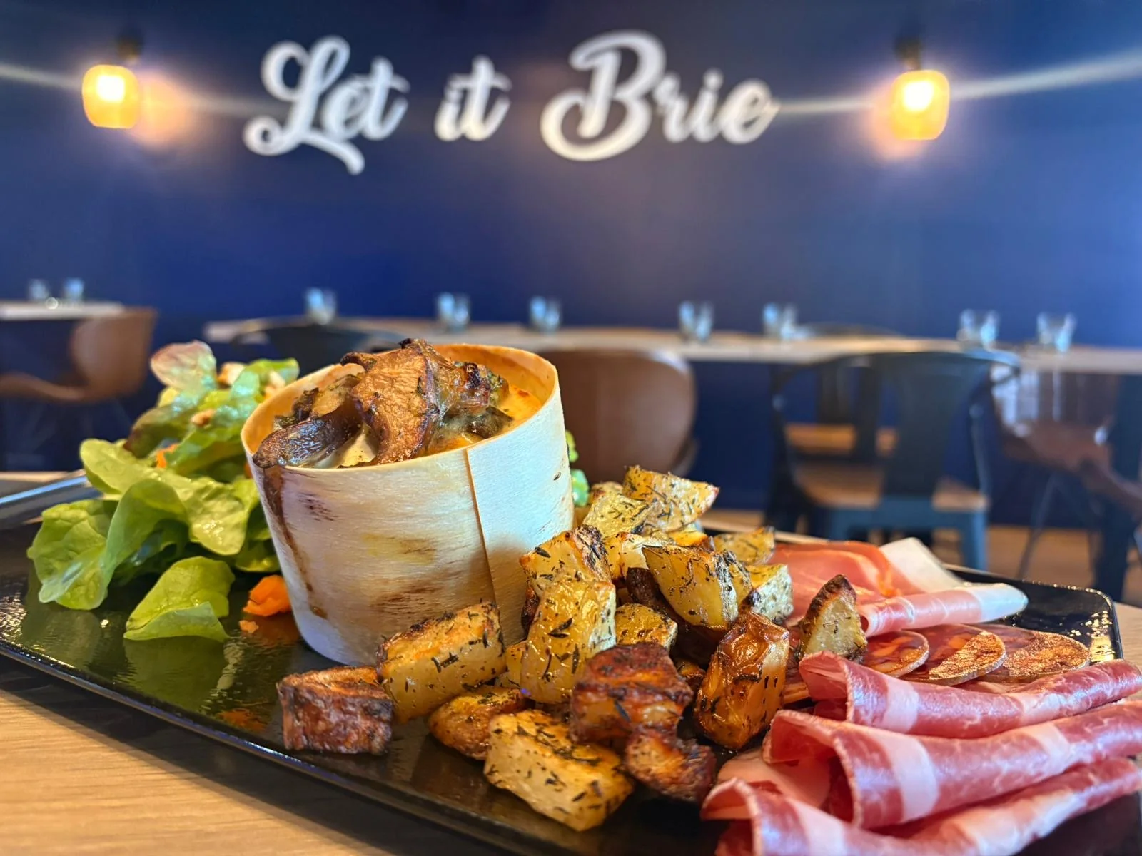 Camembert rôti revisité servi au restaurant Let it Brie aux Herbiers.