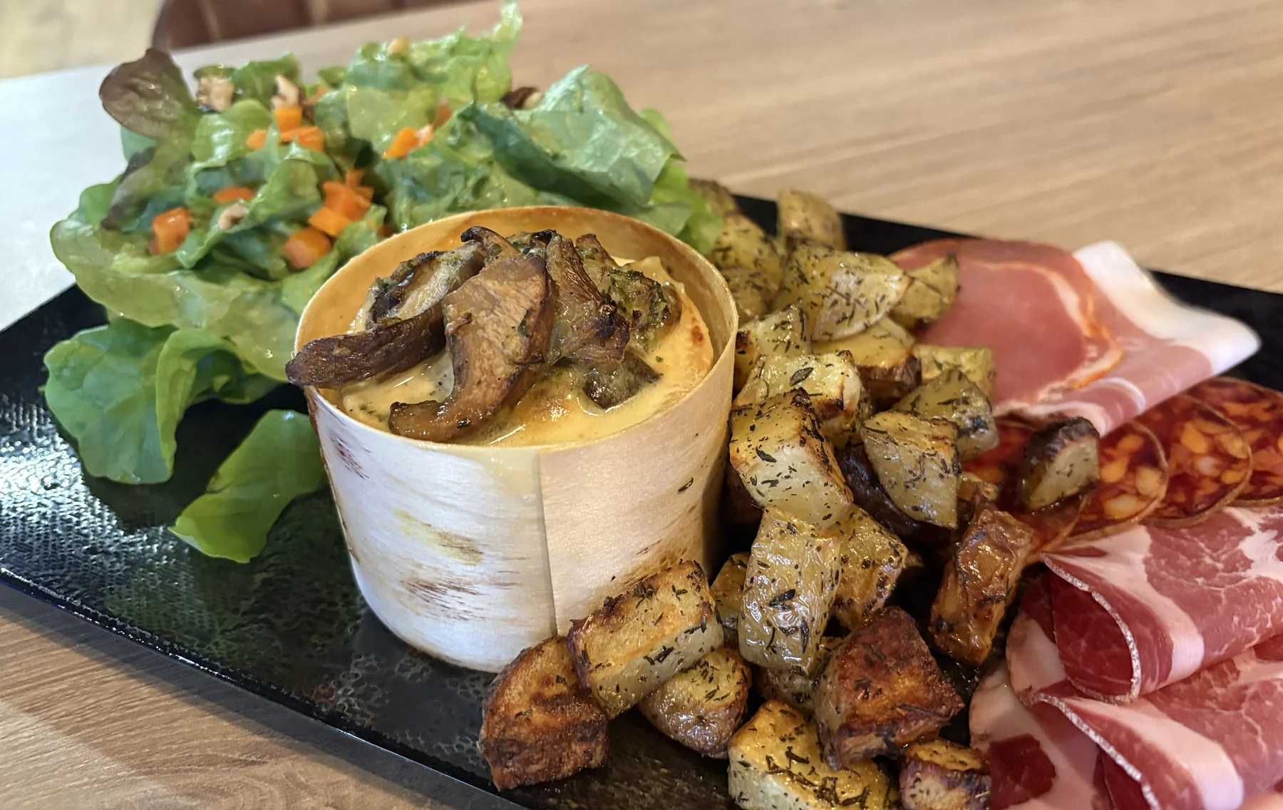 Camembert rôti gourmand servi chez Let it Brie, restaurant spécialité fromagères aux Herbiers.