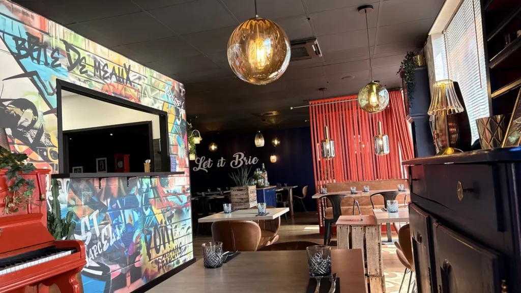 Intérieur de Let it Brie, restaurant aux herbiers avec décoration moderne et vintage