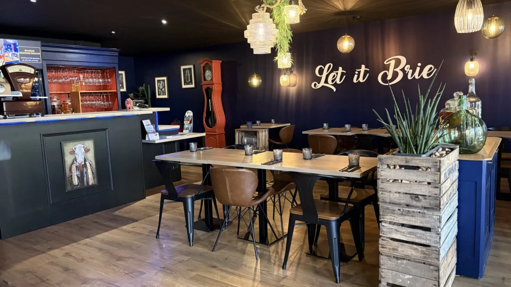 Vue générale de la salle du restaurant Let it Brie aux Herbiers