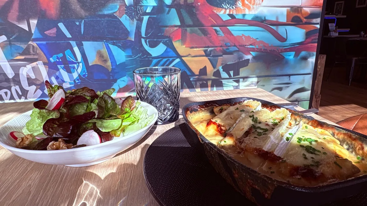 Spécialité fromagère servie avec salade au restaurant Let it Brie aux Herbiers