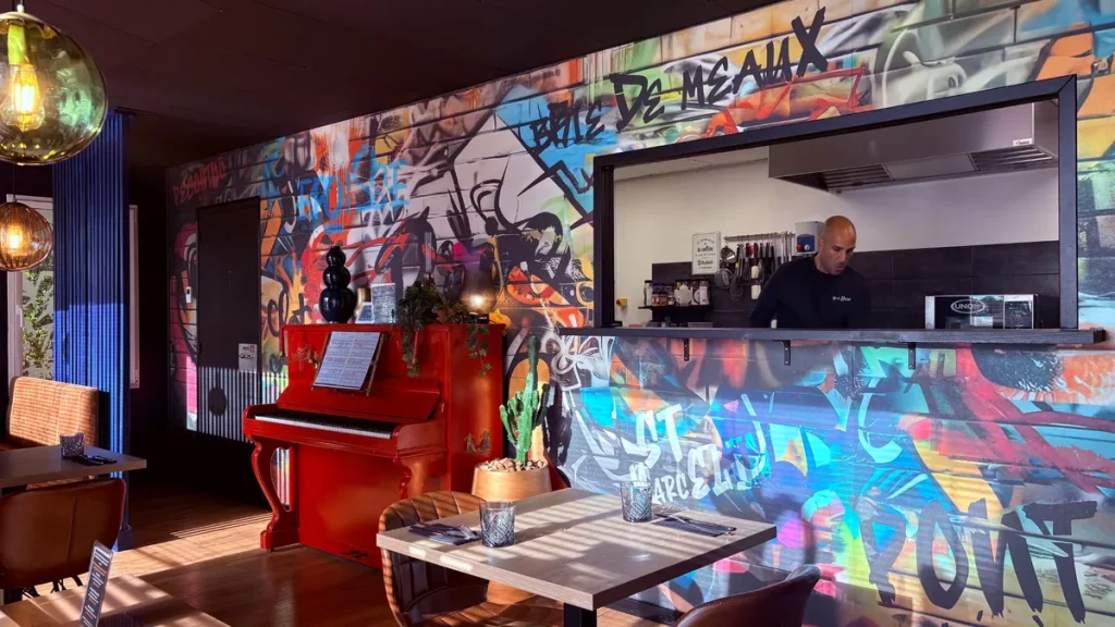 Salle du restaurant Let it Brie aux Herbiers avec cuisine ouverte et décoration originale