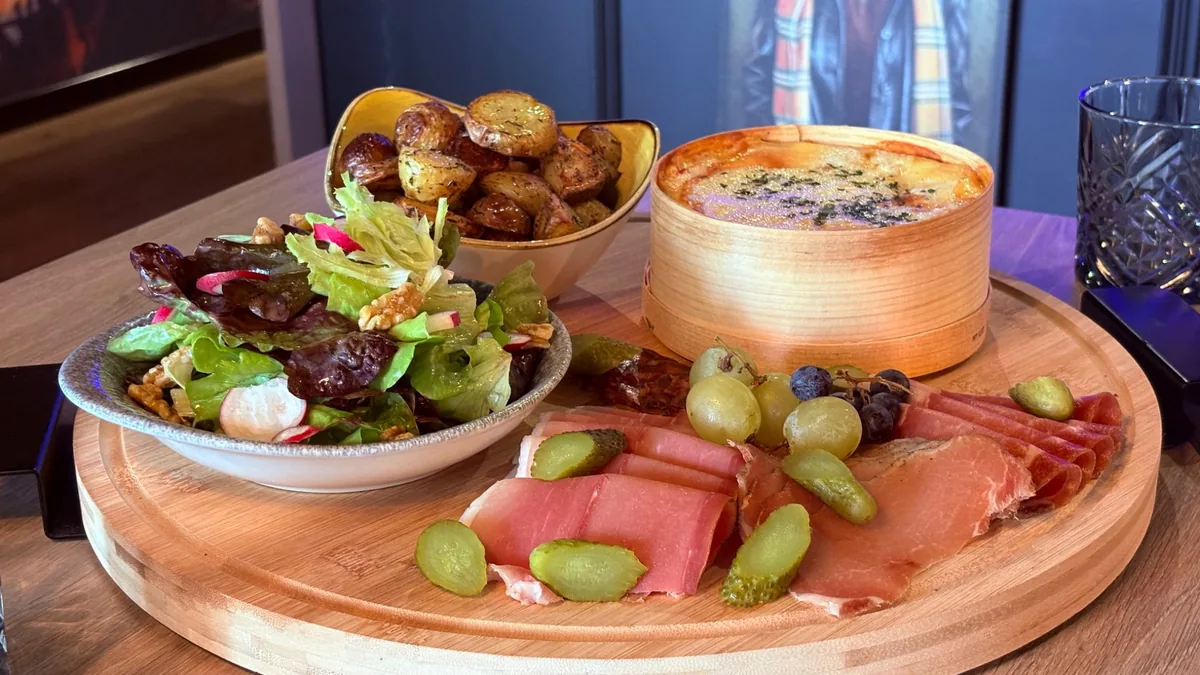 Mont d’Or rôti pour deux personnes avec pommes grenailles, charcuteries fines et salade verte chez Let it Brie aux Herbiers