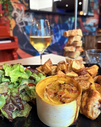 Plat signature de Let it Brie, camembert rôti à la Guyanaise
