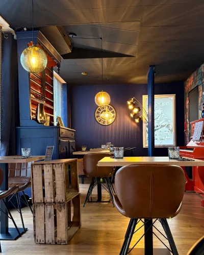 Salle du restaurant Let it Brie aux Herbiers avec décoration chaleureuse